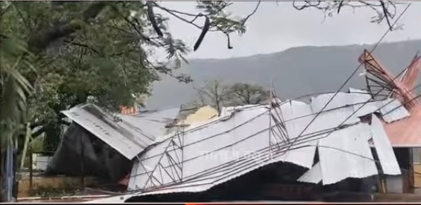 साताऱ्यात जिल्हा परिषदेची  शाळा पावसाने उध्वस्त