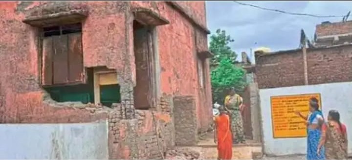 जिल्हा परिषद शाळेची भिंत कोसळली, विद्यार्थ्यांचा जीव धोक्यात